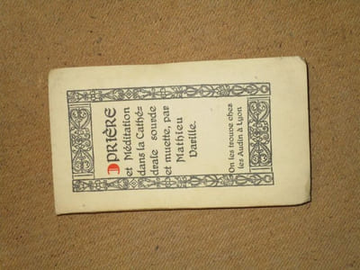 Prière et méditation dans la cathédrale sourde et muette.