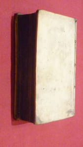 Esiodou Askraiou ta euriskomena. Hesiodi Ascraei quae extant, Cum notis, ex probatissimis quibusdam autoribus, brevissimis, selectissimisque. Accedit insuper Pasoris Index, auctior multo hac novissima editione, & multo correctior Opera & studio Cornelii Schrevelii / Plutarchi Chaeronensis peri paid n ato e, seu de puerorum educatione libellus, analysi grammatica, interpretatione simplici ad textum graecum et paraphrasi perspicua ad modum Johannis Minellii, illustratus studio M. Christiani Junckeri / Isocratis attici rhetoris orationes tres I. ad Demonicvm II. ad Nicoclem III. quas inscribitur Nicocles, Analysi Grammatica, interpretatione simplici ad textvm graecvm, & paraphrasi perspicva ad modum Johannis Minellii illustratae studio M. Christiani Ivnckeri.