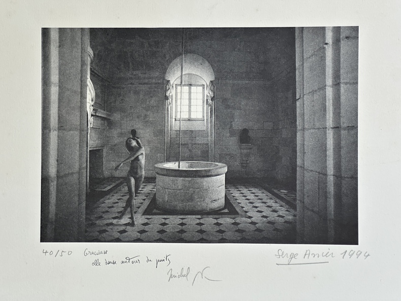 Grande photogravure (50x35cm) numérotée et signée par Michel Butor et Serge Assier. Poème autographe manuscrit de Michel Butor "Gracieuse / elle danse ...