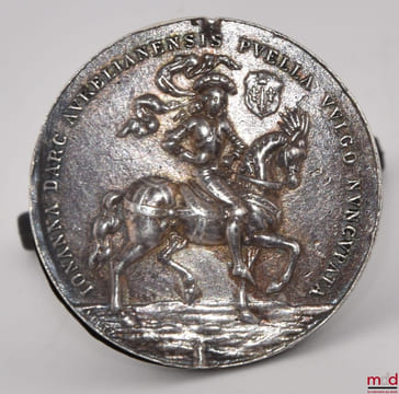 Iohanna Darc Aurelianensis Puella Vulgo Nuncupata, Rouen 30 mai 1431: Avers: Portrait de Jeanne d’Arc à cheval avec son blason (une épée d'argent ...