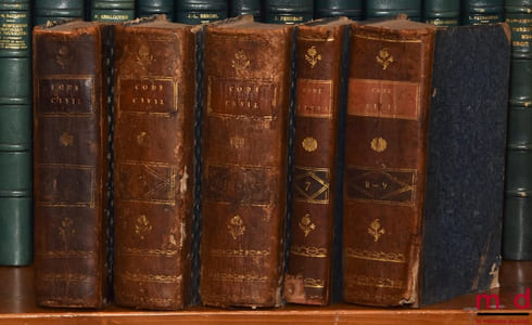 CODE CIVIL AVEC DES NOTES EXPLICATIVES RÉDIGÉES PAR DES JURISCONSULTES QUI ONT CONCOURU À LA CONFECTION DU CODE; – Tableau de la législation ancienne sur les successions et de la législation nouvelle, établie par le Code civil, par Chabot (de l’Allier); – Commentaire sur la loi du 13floréal AnII, relative aux donations et aux testaments, par J.E.D.Bernadi; – Commentaire sur la loi du 20pluviose An12, promulguée le 30 du même mois, relative au contrat de mariage et aux droits respectifs des époux, avec les formules des principales Conventions dont ce contrat est susceptible, par J.E.D. Bernadi
