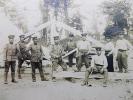 PHOTOGRAHIE ANCIENNE ARGENTIQUE GRAND FORMAT représentant des soldats portant des outils, devant une construction en charpente. JAPON. . M. HOSHINO. 