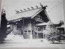 PHOTOGRAHIE ANCIENNE ARGENTIQUE GRAND FORMAT représentant le Temple Shinto YASUKUNI JINJA, surmontée du symbole de la famille Impériale. JAPON. . ...