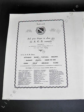 Page de garde de la célèbre revue de mode des années 1920 A.G.B. (Art Goût Beauté). Motif de tissu R.12589 : Crèpe du Maroc. Publicités pour le ...