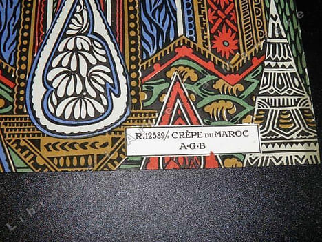 Page de garde de la célèbre revue de mode des années 1920 A.G.B. (Art Goût Beauté). Motif de tissu R.12589 : Crèpe du Maroc. Publicités pour le ...