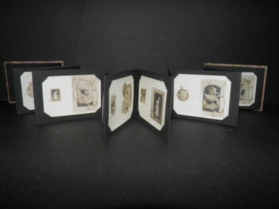 Petit album Belle Epoque de 11 photographies miniatures de femmes [PHOTOGRAPHIES ORIGINALES - ART NOUVEAU]. 