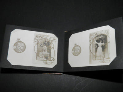 Petit album Belle Epoque de 11 photographies miniatures de femmes [PHOTOGRAPHIES ORIGINALES - ART NOUVEAU]. 