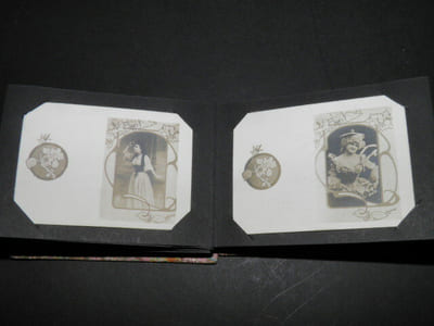 Petit album Belle Epoque de 11 photographies miniatures de femmes [PHOTOGRAPHIES ORIGINALES - ART NOUVEAU]. 
