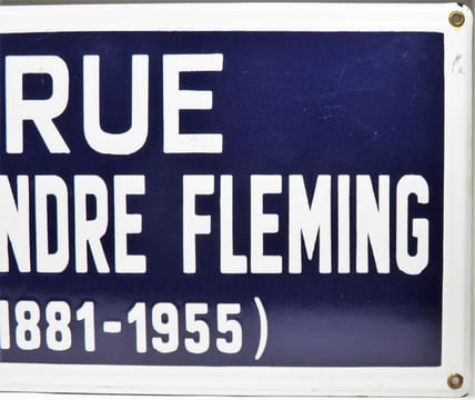 AUTHENTIQUE PLAQUE EMAILLÉE. Plaque de Rue : ALEXANDRE FLEMING. Hommage au découvreur de la pénicilline. . ALEXANDRE FLEMING.