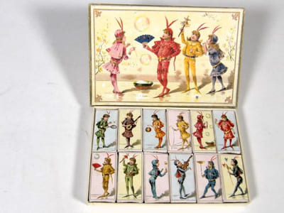 Chocolat, déguisements et jeux enfantins. Petite boîte de chocolats individuels, ornée de chromolithographies. [OBJET PUBLICITAIRE – CHROMOLITHOGRAPHIE – CHOCOLAT] 