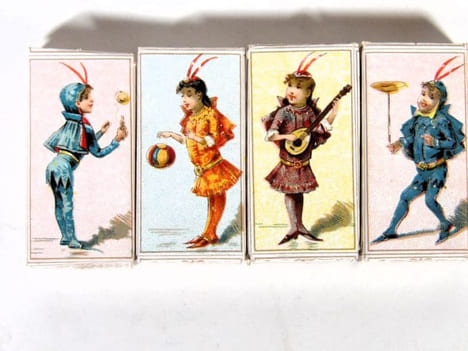 Chocolat, déguisements et jeux enfantins. Petite boîte de chocolats individuels, ornée de chromolithographies. [OBJET PUBLICITAIRE – ...
