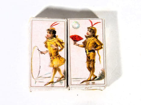 Chocolat, déguisements et jeux enfantins. Petite boîte de chocolats individuels, ornée de chromolithographies. [OBJET PUBLICITAIRE – ...