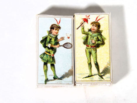 Chocolat, déguisements et jeux enfantins. Petite boîte de chocolats individuels, ornée de chromolithographies. [OBJET PUBLICITAIRE – ...