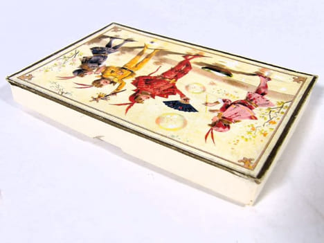 Chocolat, déguisements et jeux enfantins. Petite boîte de chocolats individuels, ornée de chromolithographies. [OBJET PUBLICITAIRE – ...