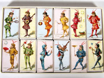 Chocolat, déguisements et jeux enfantins. Petite boîte de chocolats individuels, ornée de chromolithographies. [OBJET PUBLICITAIRE – CHROMOLITHOGRAPHIE – CHOCOLAT] 