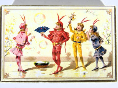 Chocolat, déguisements et jeux enfantins. Petite boîte de chocolats individuels, ornée de chromolithographies. [OBJET PUBLICITAIRE – CHROMOLITHOGRAPHIE – CHOCOLAT] 
