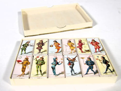 Chocolat, déguisements et jeux enfantins. Petite boîte de chocolats individuels, ornée de chromolithographies. [OBJET PUBLICITAIRE – ...