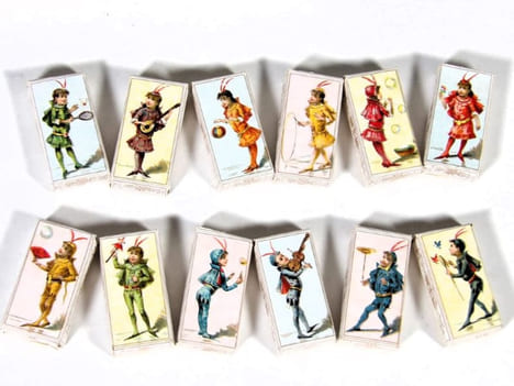 Chocolat, déguisements et jeux enfantins. Petite boîte de chocolats individuels, ornée de chromolithographies. [OBJET PUBLICITAIRE – ...