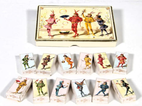Chocolat, déguisements et jeux enfantins. Petite boîte de chocolats individuels, ornée de chromolithographies. [OBJET PUBLICITAIRE – ...