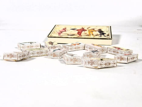 Chocolat, déguisements et jeux enfantins. Petite boîte de chocolats individuels, ornée de chromolithographies. [OBJET PUBLICITAIRE – ...