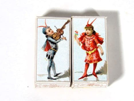 Chocolat, déguisements et jeux enfantins. Petite boîte de chocolats individuels, ornée de chromolithographies. [OBJET PUBLICITAIRE – ...
