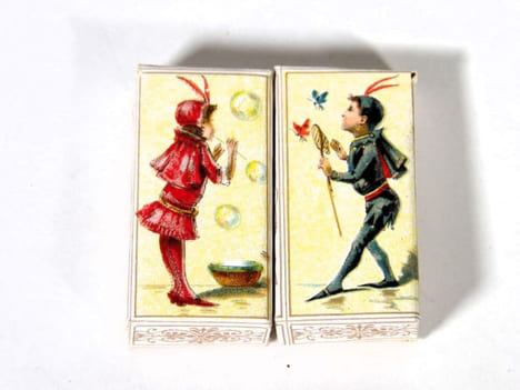 Chocolat, déguisements et jeux enfantins. Petite boîte de chocolats individuels, ornée de chromolithographies. [OBJET PUBLICITAIRE – ...