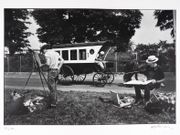 Les artistes peintres et la caravane hippomobile. Photographie originale.  par LOUIS, Christian.  - Image 1