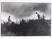 Les garçons au cerceau. Photographie originale.  par LOUIS, Christian.  - Image 1