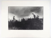 Les garçons au cerceau. Photographie originale.  par LOUIS, Christian.  - Image 2