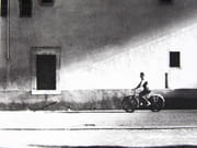 Le cycliste urbain. Photographie originale.  par LOUIS, Christian.  - Image 1