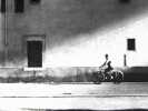 Le cycliste urbain. Photographie originale. . LOUIS, Christian. 
