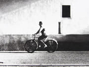 Le cycliste urbain. Photographie originale.  par LOUIS, Christian.  - Image 3