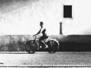 Le cycliste urbain. Photographie originale. . LOUIS, Christian. 