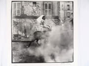 La mariée et la chèvre. Photographie originale.  par LOUIS, Christian.  - Image 1