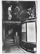 La concierge est à l'entresol. Photographie originale.  par LOUIS, Christian. 