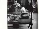 Un air d'accordéon au marché. Photographie originale. . LOUIS, Christian. 