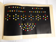 De la loi du contraste simultané des couleurs et de l'assortiment des objets colorés, consideré d'après cette loi dans ses rapports avec la peinture, les tapisseries des Gobelins, les tapisseries de Beauvais pour meubles, les tapis, la mosaïque, les vitraux colorés, l'impression des étoffes, l'imprimerie, l'enluminure, la décoration des édifices, l'habillement et l'horticulture.  par CHEVREUL, Michel-Eugène.   - Image 1