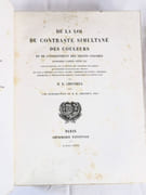 De la loi du contraste simultané des couleurs et de l'assortiment des objets colorés, consideré d'après cette loi dans ses rapports avec la peinture, les tapisseries des Gobelins, les tapisseries de Beauvais pour meubles, les tapis, la mosaïque, les vitraux colorés, l'impression des étoffes, l'imprimerie, l'enluminure, la décoration des édifices, l'habillement et l'horticulture.  par CHEVREUL, Michel-Eugène.   - Image 3