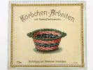 "K&ouml;rbchen-Arbeiten" mit Kartonflechtstreifen (Travaux de vannerie avec bandes de carton &agrave; tresser, occupation selon les principes de Fr&ouml;bel). S&eacute;rie ...