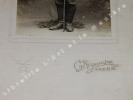 Photographie argentique ancienne représentant un militaire avec son sabre. JAPON. . G. NISHIMURA. 