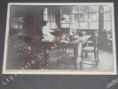 Photographie argentique ancienne représentant deux femmes dans un laboratoire. JAPON. . SEUNKEN. 