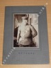 Photographie argentique ancienne représentant un soldat en uniforme, son sabre à la ceinture. JAPON. . [ANONYME]. 