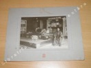 Photographie argentique ancienne représentant l'intérieur d'un magasin de saké, loto et promotion "Kawa Goe Shop". JAPON. . Photographie KUROSAKI. 