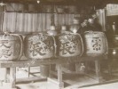 Photographie argentique ancienne représentant l'intérieur d'un magasin de saké, loto et promotion "Kawa Goe Shop". JAPON. . Photographie KUROSAKI. 