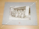 Photographie argentique ancienne représentant la devanture et le personnel d'un magasin de saké, loto et promotion "Kawa Goe Shop". JAPON. . ...