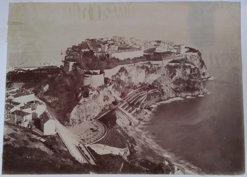 Monaco. 
-Le casino de Montecarlo.entr&eacute;e
-Presqu'ile.Ville et ch&acirc;teau
-Terrasse de Montecarlo. Vue de l'est sur Roquebrune.. Anonyme.