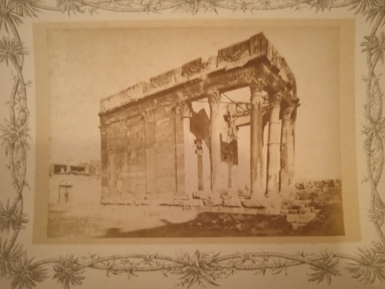 Ensemble de 52 photographies sur papier albumin&eacute; circa 1880/1890, mont&eacute;es sur cartons forts (25X17,5 cm) orn&eacute;s d'un encadrement au d&eacute;cor de palmiers. ...