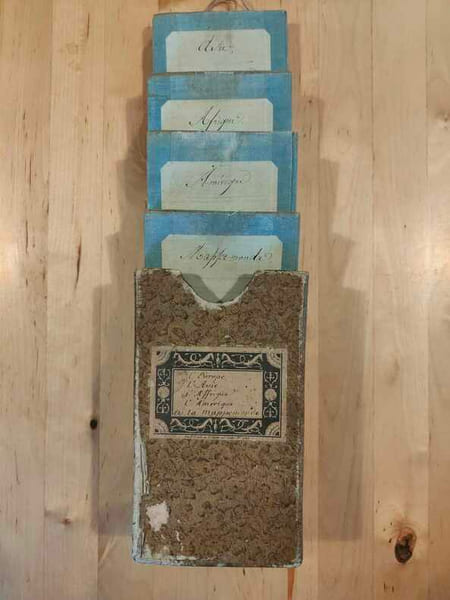 Coffret de cartes g&eacute;ographiques entoil&eacute;es.. H&eacute;risson, &eacute;l&egrave;ve de Mr Bonne.