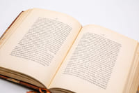 1. L'agonie d'un cuirassé. Carnet de notes du Commandant Sémenoff de l'Etat-major de l'Amiral Rodjestvensky. 2. L'expiation. L'escadre Rojestvensky Octobre 1904 - Mai 1905. Sur le chemin du sacrifice. Carnet de notes du Capitaine de frégate W. Sémenoff, présenté par le Commandant de Balincourt.
