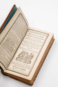 Calendrier de la cour, tiré des Ephémérides, pour lannée mil sept cent quatre-vingt-six ; contenant le lieu du soleil, son lever, son coucher, sa déclinaison : le lever de la lune & son coucher, &c. Avec la naissance des Rois, Reines, Princes & Princesses de l'Europe. Imprimé pour la famille royale et maison de sa Majesté.